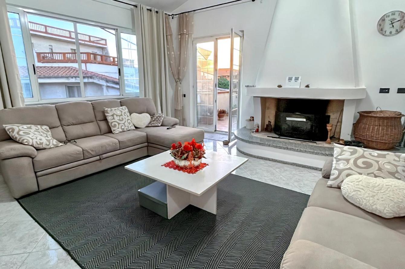 Luxury Home Cabras Centro מראה חיצוני תמונה